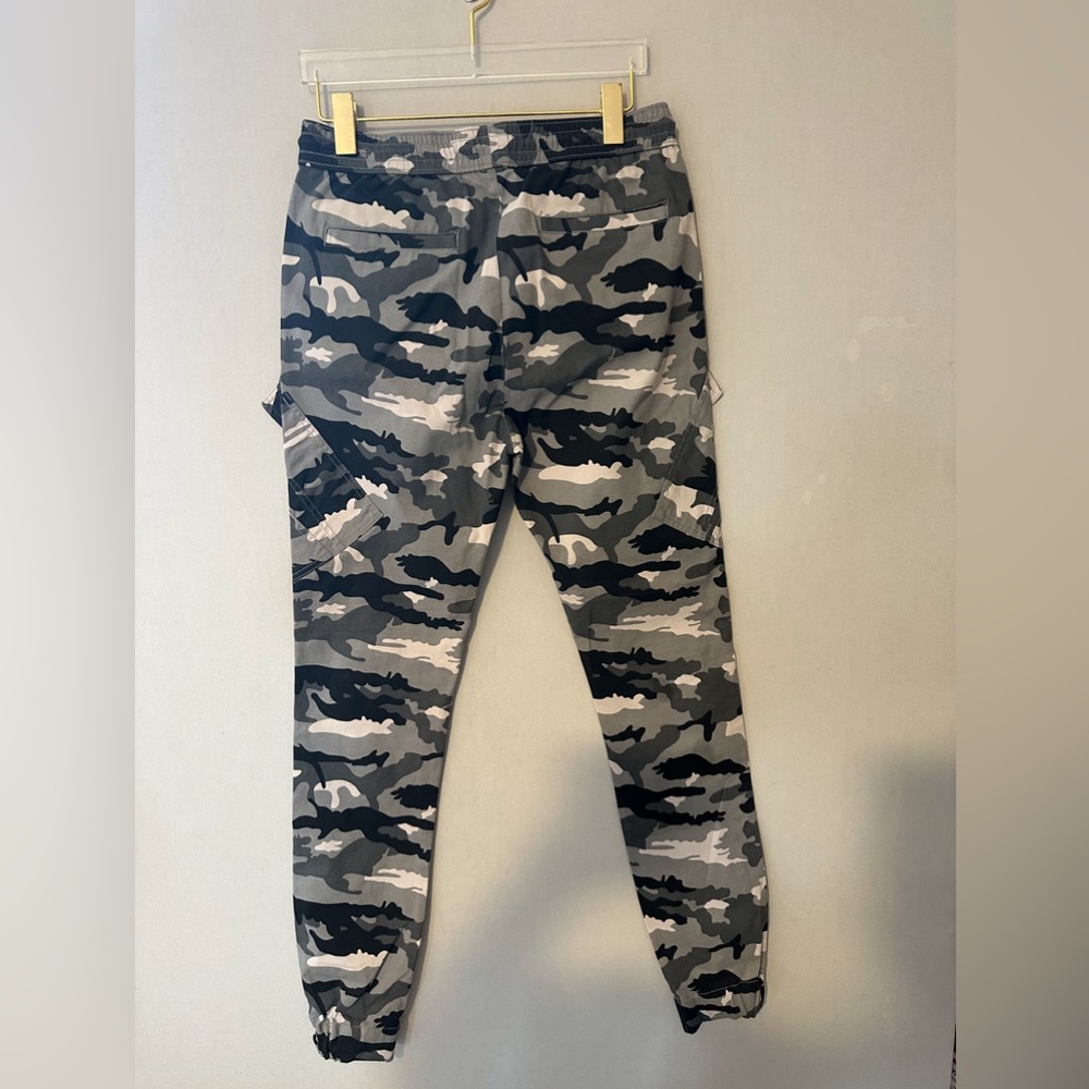 Across The Pond Women's Gray Camouflage Cargo Pants. Size M Good used condition